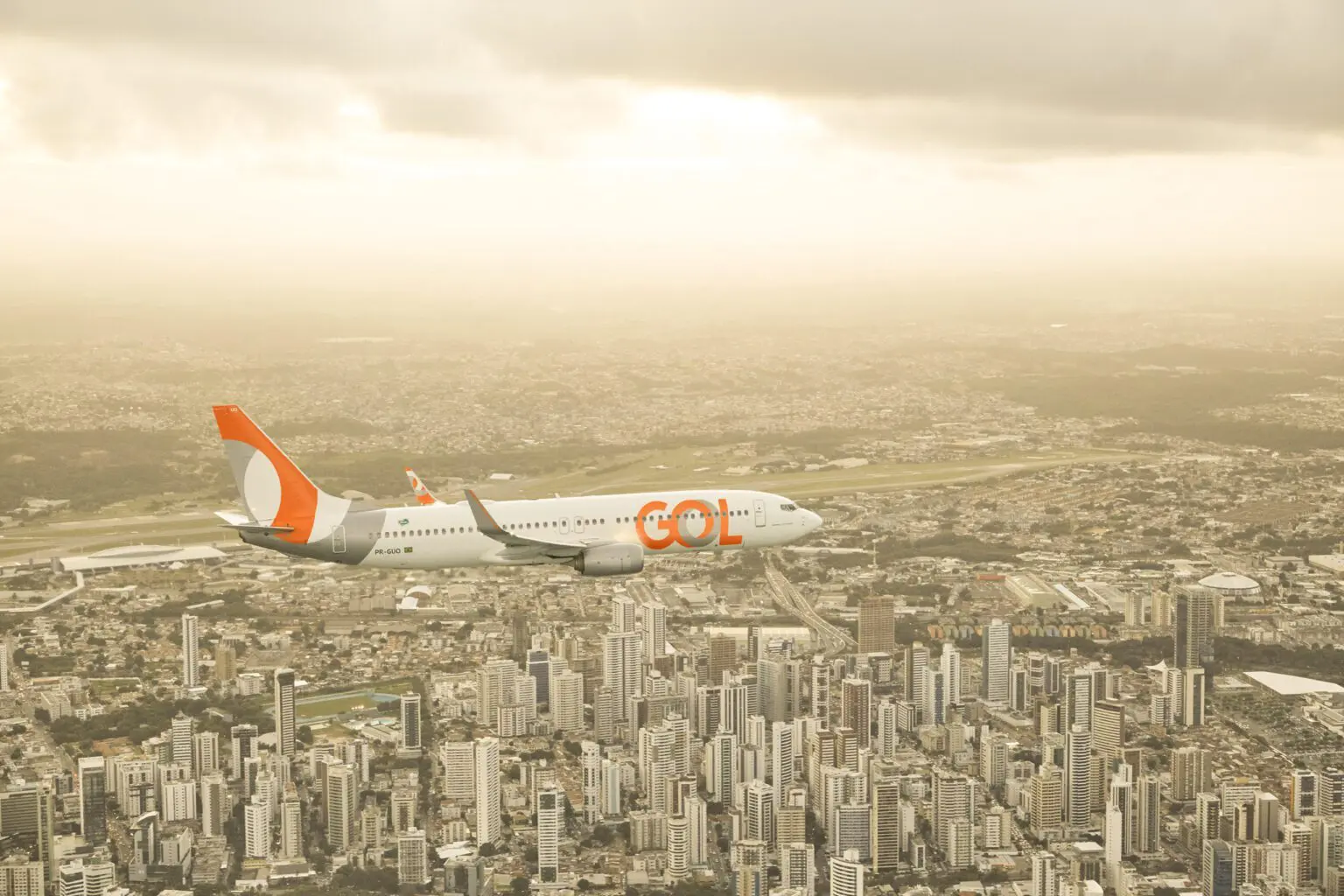 aeronave-gol-sobrevoando-a-cidade-scaled