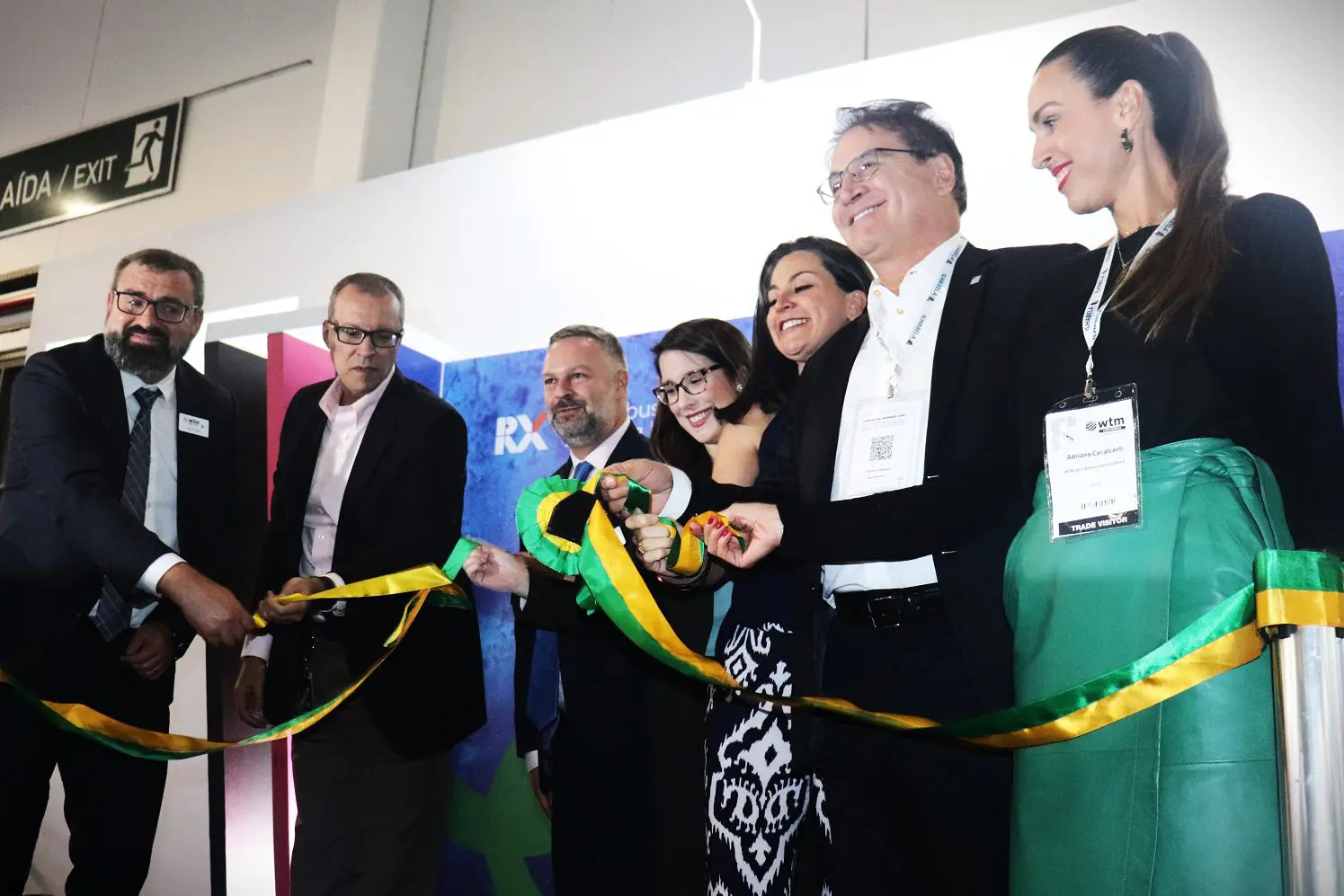 autoridades-reunidas-no-corte-da-fita-que-abriu-oficialmente-a-wtm-latin-america-2022