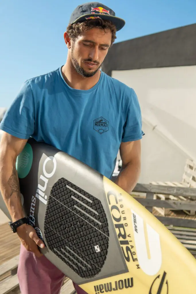 coris-e-o-novo-seguro-viagem-do-surfista-lucas-chumbo-credito-yunes-khader-scaled Coris