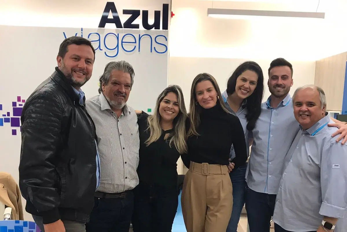 equipe-da-azul-viagens-na-nova-loja-em-curitiba-foto-divulgacao