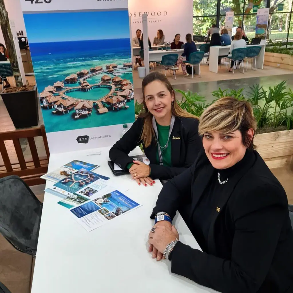 renata-salina-com-arlenes-garcia-da-sandals-resorts