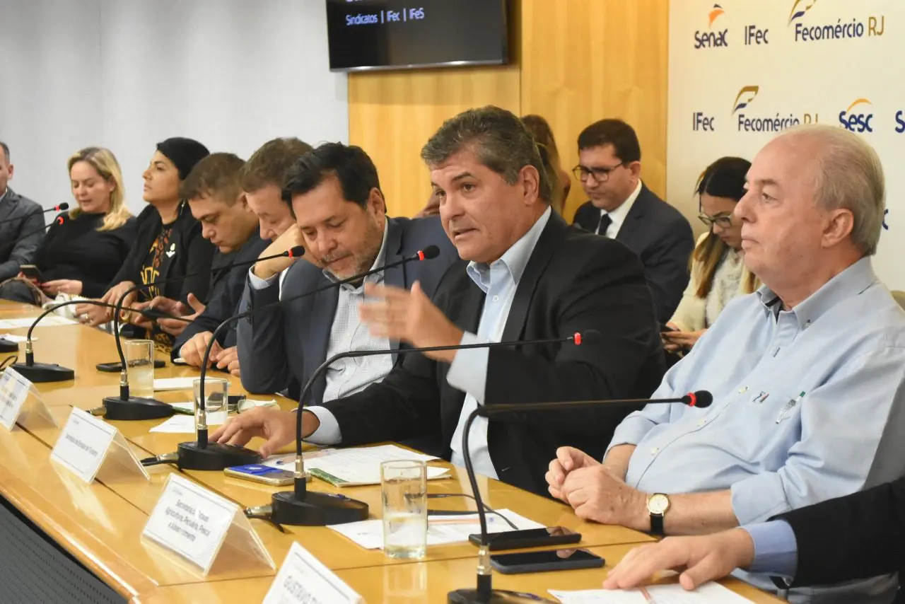 secretario-savio-neves-ao-microfone