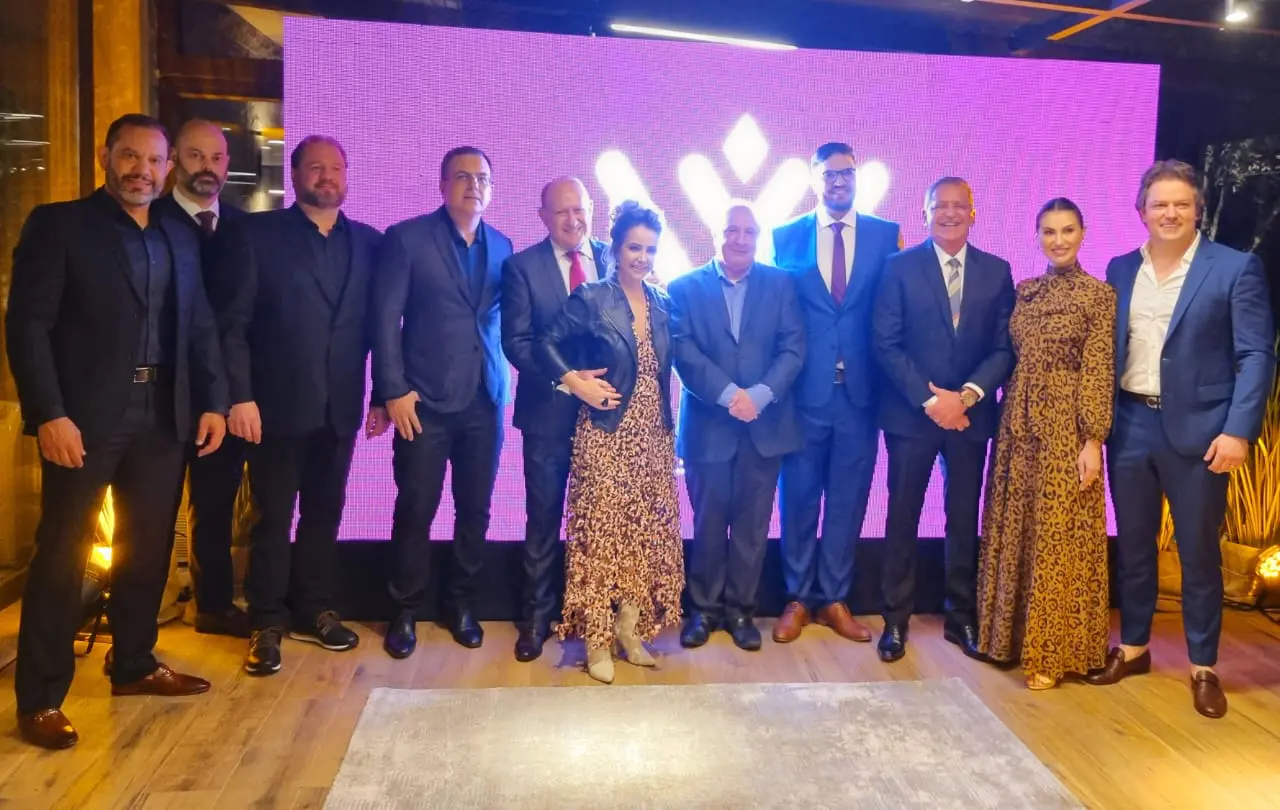 socios-do-laghetto-chateau-reunidos-durante-a-inauguracao-do-hotel