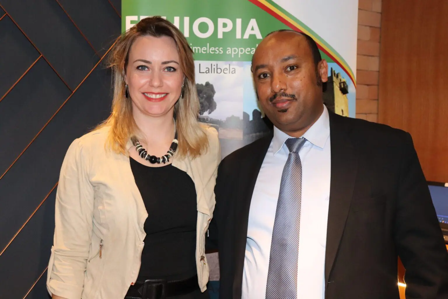 thais-jareno-gerente-de-vendas-e-michael-bekele-gerente-regional-da-companhia-para-a-america-latina-scaled