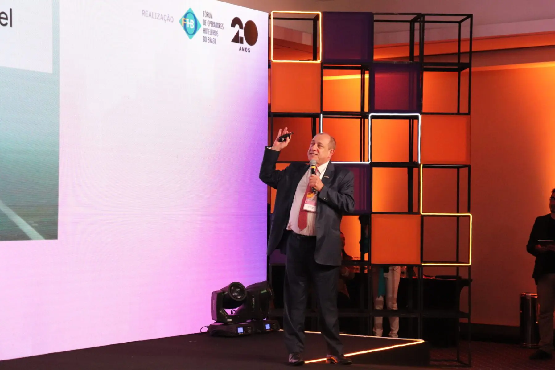 toni-sando-visite-sao-paulo-durante-apresentacao-no-forum-nacional-da-hotelaria-do-fohb-scaled