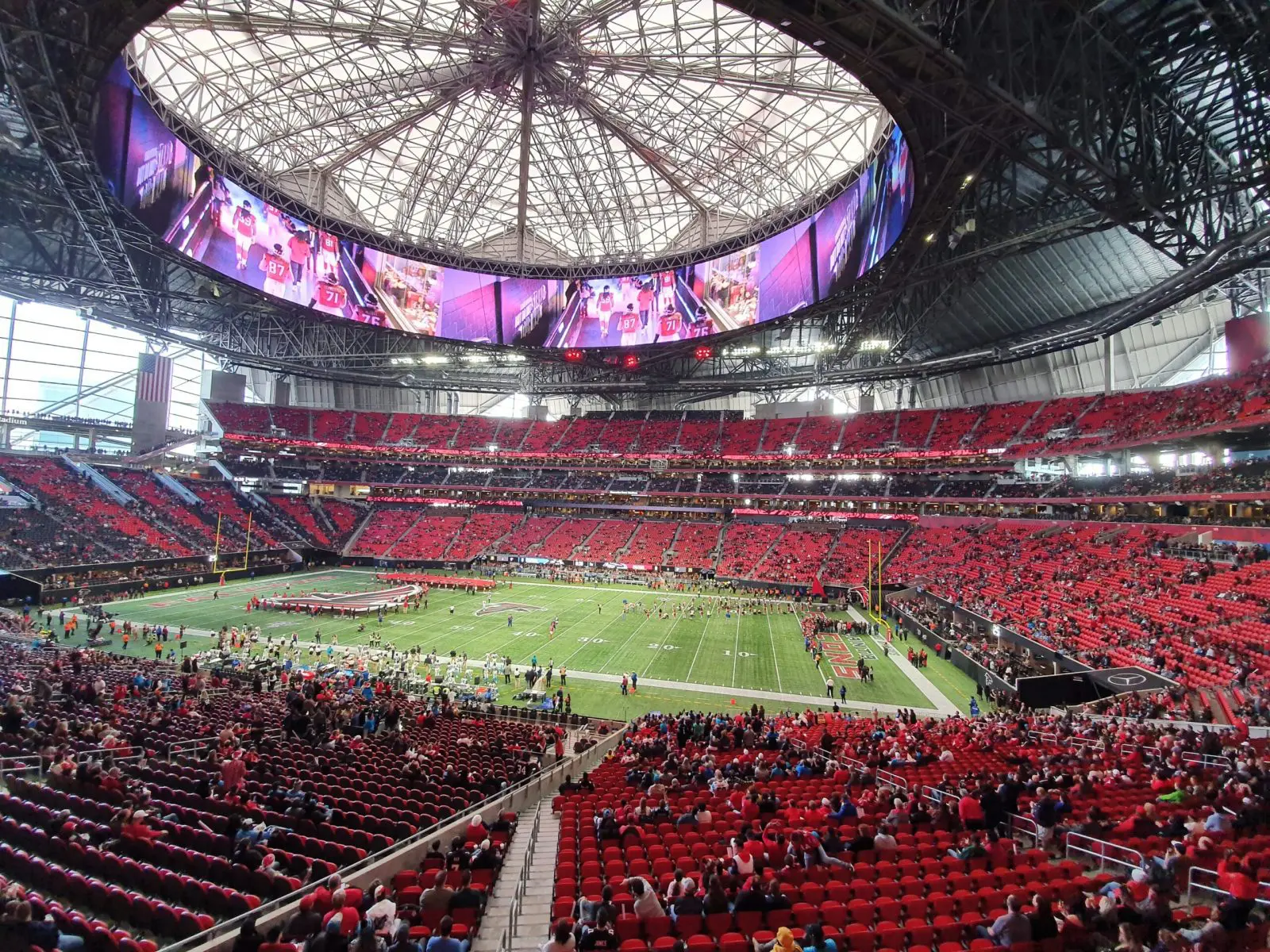 vista-interna-do-mercedes-benz-stadium-de-atlanta-durante-partida-de-futebol-americano-scaled