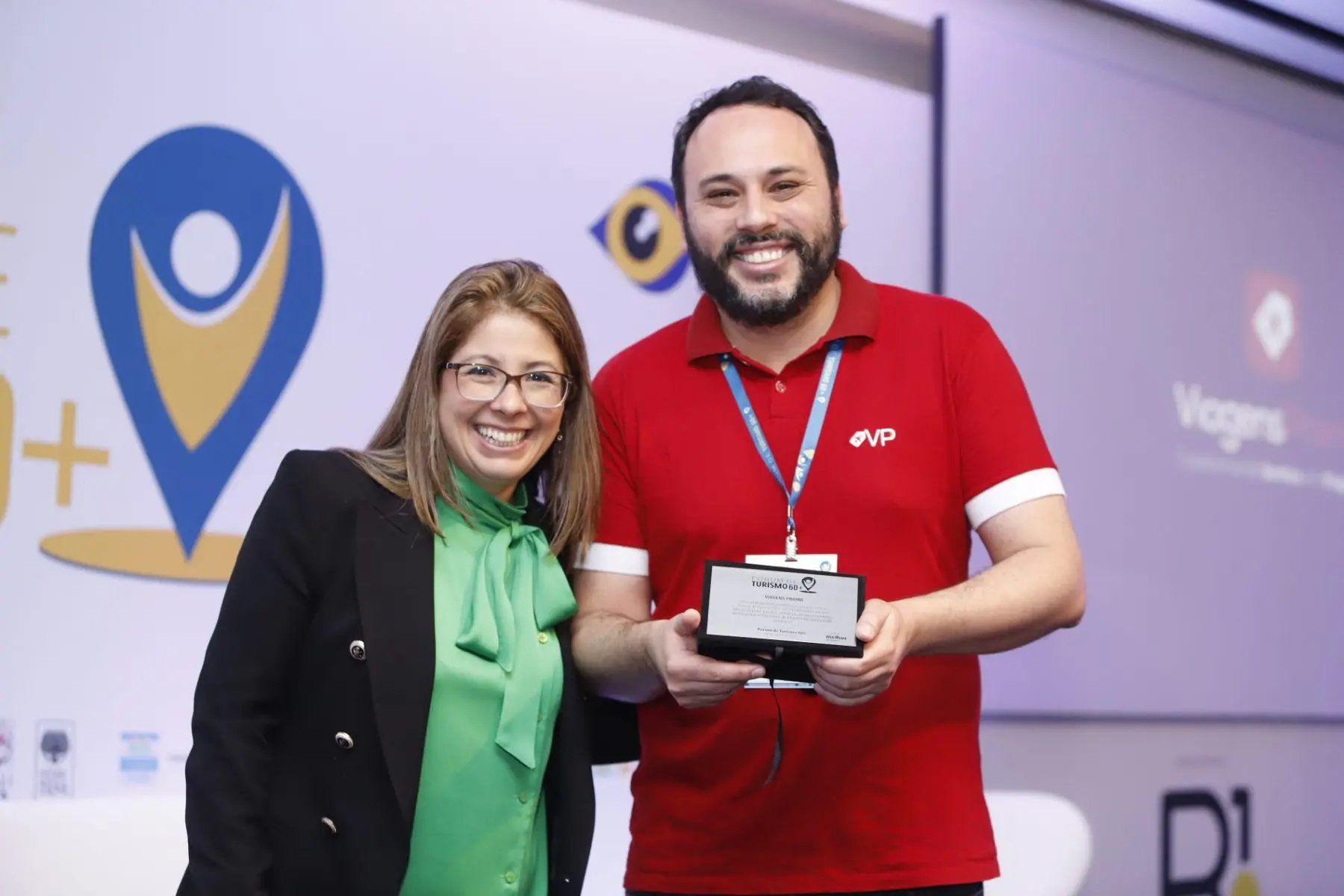 Ana Carolina Melo (diretora do Fórum 60+) e Rodrigo Sá (coordenador do Departamento Rodoviário)