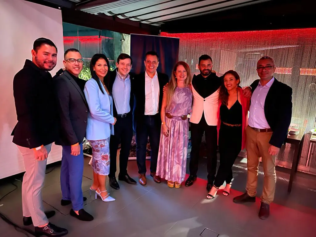 Time de Aruba e Carlos Barbosa, CEO da Vitrine Global