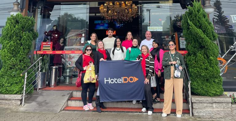 Barbara Veneno, executiva de Contas da HotelDO, com os agentes de viagens do Ceará e de Sergipe