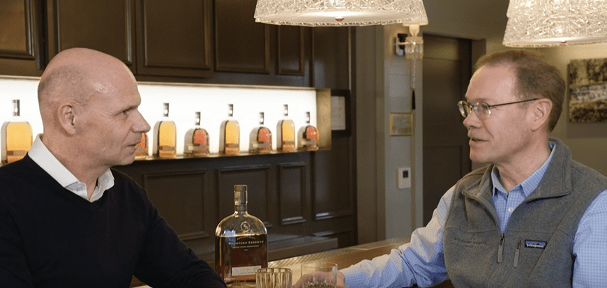 Darren Bott, vice-presidente de Catering e Chris Morris, mestre destilador da Woodford Reserve. Foto: Reprodução/Emirates Darren Bott, vice-presidente de Catering e Chris Morris, mestre destilador da Woodford Reserve. Foto: Reprodução/Emirates