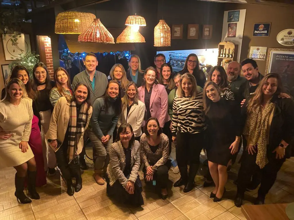 Livía (BestBuy Travel); Bruna (Santoro Viagens - Itu), Milena e Andreia (Bebetter Viagens- Jundiaí), Raquel (Elabora Viagens - Jundiaí), Pedro (Santoro Viagens - Itu), Dominique (BestBuy Travel), Julia (Julia Lago - Jundiaí), Dani Rosa (BestBuy Travel), Bárbara (Omni Tour - Jundiaí), Aline (Sala de Embarque - Campinas), Claucio (Kishon Tour - Jundiaí), Daniela (Hype Tur - Jundiaí), Bela e Tania (For You - Jundiaí), Andrea (Silva Ramos - Jundiaí), Mariana (BestBuy Travel), Tania e Fabiano (Vega Turismo), Fillipe (Sala de Embarque - Campinas), Bruna (Sucess Turismo - Jundiaí) abaixo: Solange (HG Viagens - Jundiaí) e Fernanda (Iberostar)