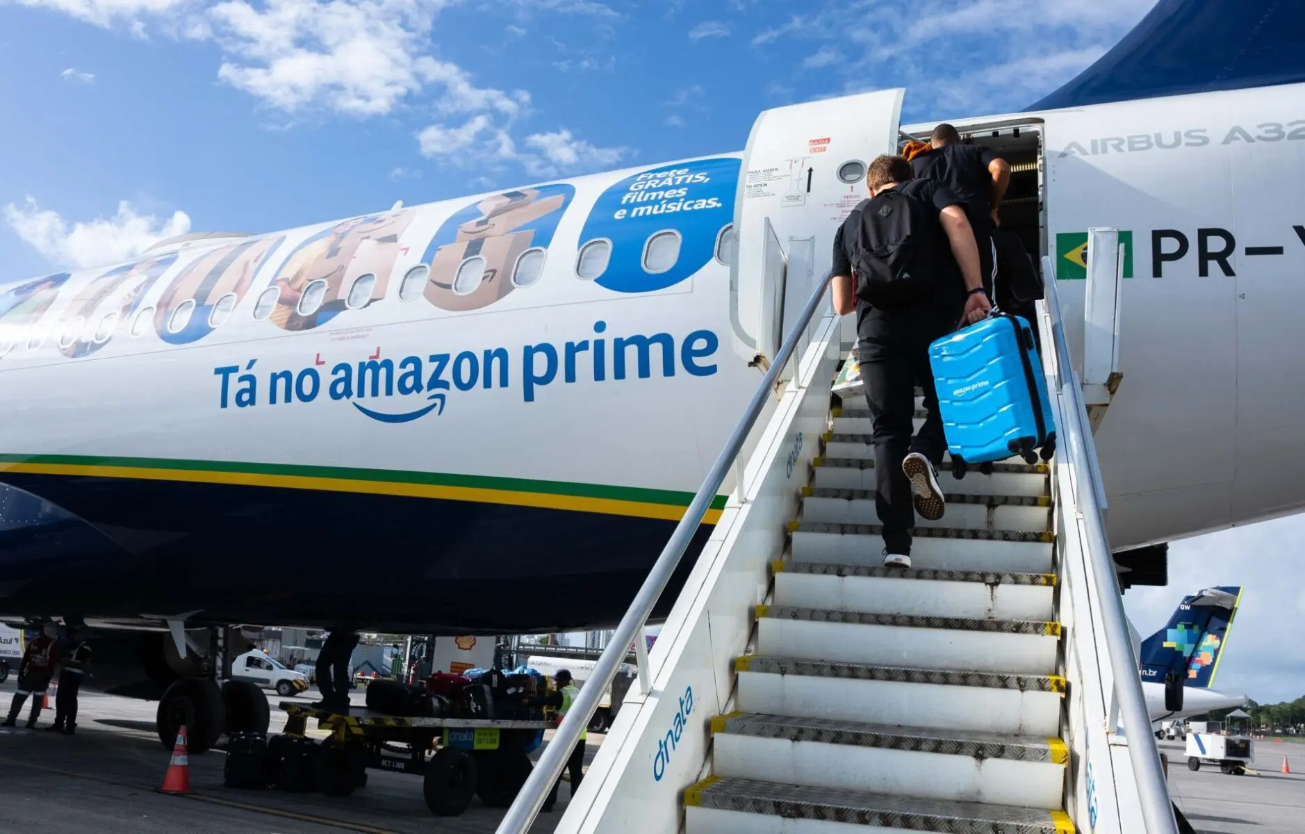 Azul adesiva aeronave em ação com a Amazon Brasil Azul
