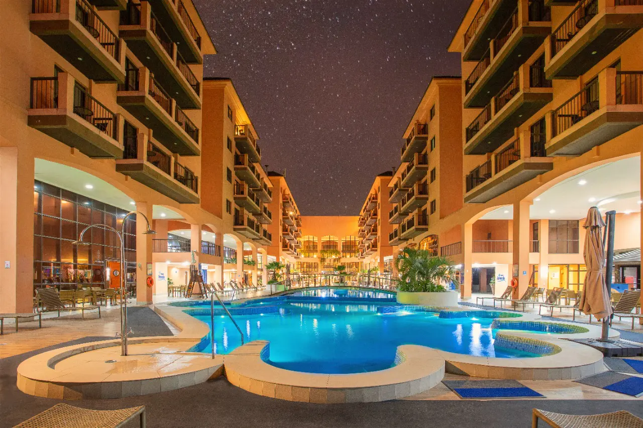 Piscina aquecida do Jurerê Beach Village. Foto: Ricardo Zanetta Piscina aquecida do Jurerê Beach Village. Foto: Ricardo Zanetta