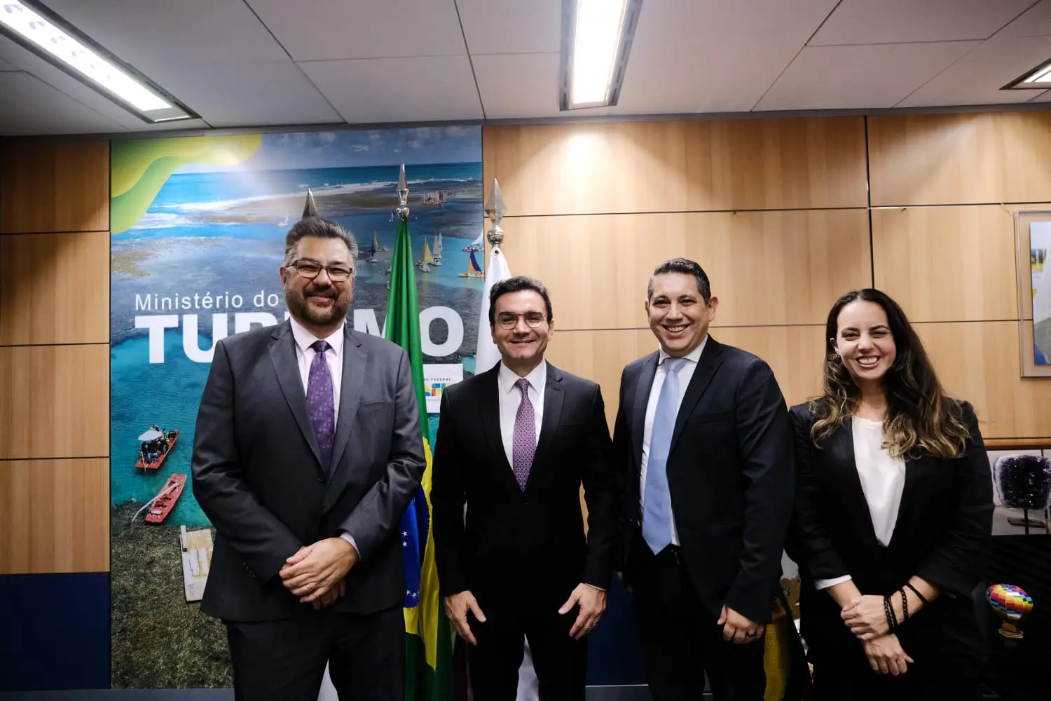 Roberto Nedelciu, Fabiano Camargo e Marina Figueiredo com Celso Sabino, ministro do Turismo. Foto: Roberto Castro/Mtur
