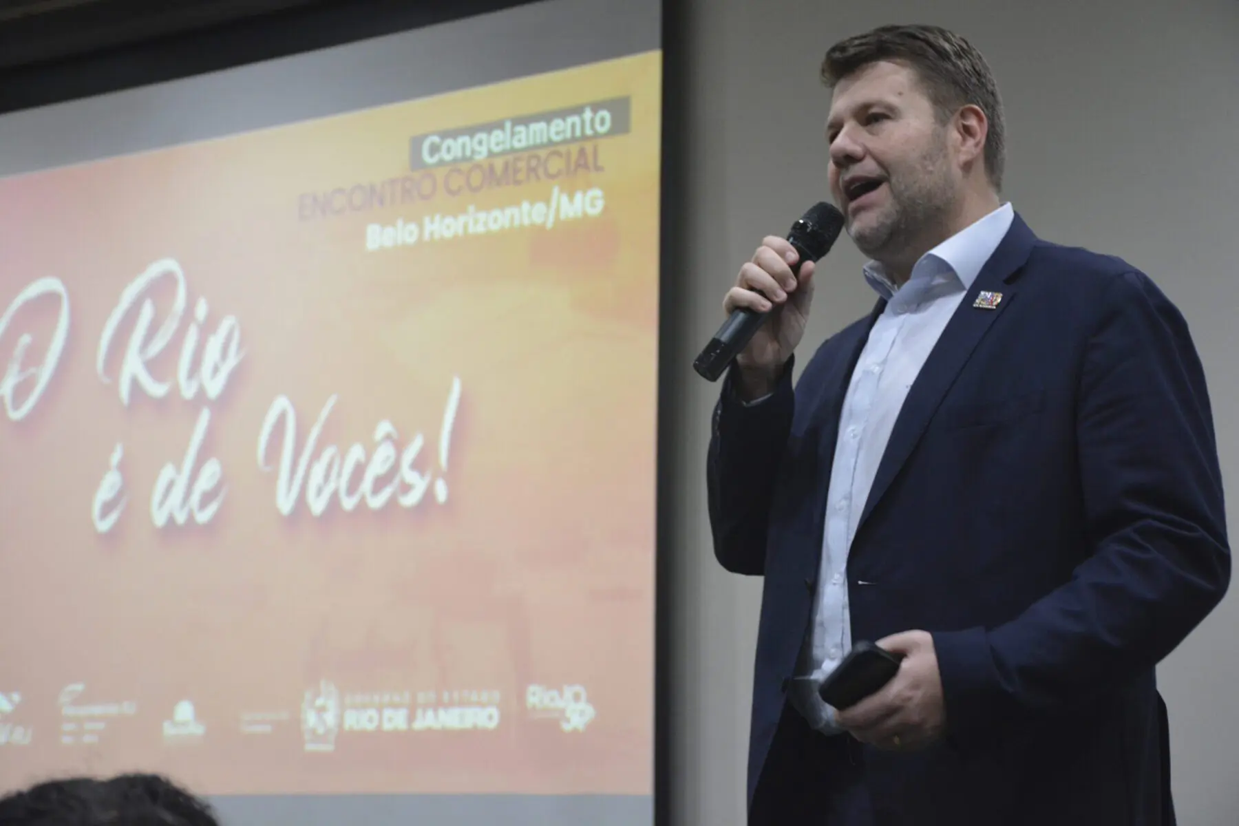 O secretário de Estado de Turismo Gustavo Tutuca dá as boas-vindas ao público do Encontro Comercial O Rio é de Vocês!_crédito Ascom Setur-RJ Rio