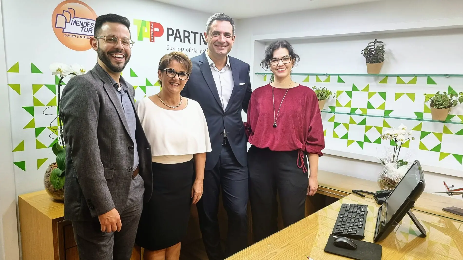 Henrique Brasil, executivo de Vendas da Tap, Inês Bellini, proprietária da Mendes Tur, Carlos Antunes, diretor da Tap para as Américas, e Carolina Candido, da coordenação do Projeto Tap Partner no Brasil. Foto: Divulgação Henrique Brasil, executivo de Vendas da Tap, Inês Bellini, proprietária da Mendes Tur, Carlos Antunes, diretor da Tap para as Américas, e Carolina Candido, da coordenação do Projeto Tap Partner no Brasil. Foto: Divulgação