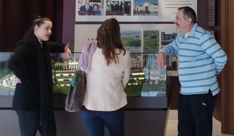 Consultora de vendas da Mundo Planalto em apresentação de empreendimento para clientes. Foto: Tchaylen Souza Consultora de vendas da Mundo Planalto em apresentação de empreendimento para clientes. Foto: Tchaylen Souza