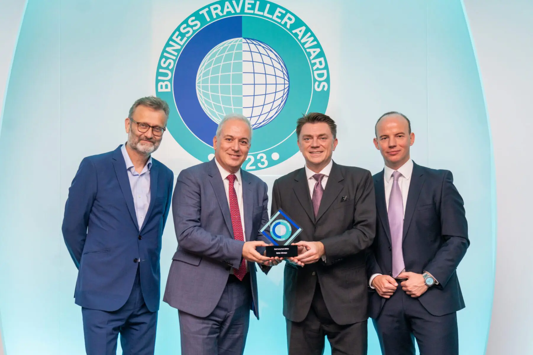 Eric Odone, vice-presidente de Vendas para a Europa da Qatar Airways, e Gary Kershaw, gerente regional para o Reino Unido e Irlanda da Qatar Airways, recebem os prêmios na cerimônia. Foto: Divulgação Eric Odone, vice-presidente de Vendas para a Europa da Qatar Airways, e Gary Kershaw, gerente regional para o Reino Unido e Irlanda da Qatar Airways, recebem os prêmios na cerimônia. Foto: Divulgação