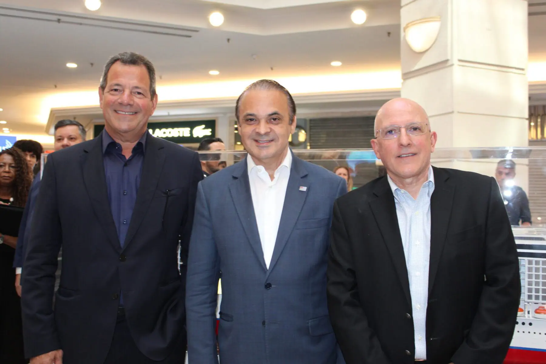 Renan Chieppe, vice-presidente da Divisão de Passageiros do Grupo íguia Branca; Roberto de Lucena, secretário Estadual de Turismo e Viagens, e Aldo Leone Filho, presidente da Agaxtur na comemoração dos 70 anos da Agaxtur Viagens. Foto: Pedro Menezes Renan Chieppe, vice-presidente da Divisão de Passageiros do Grupo Águia Branca; Roberto de Lucena, secretário Estadual de Turismo e Viagens, e Aldo Leone Filho, presidente da Agaxtur na comemoração dos 70 anos da Agaxtur Viagens. Foto: Pedro Menezes