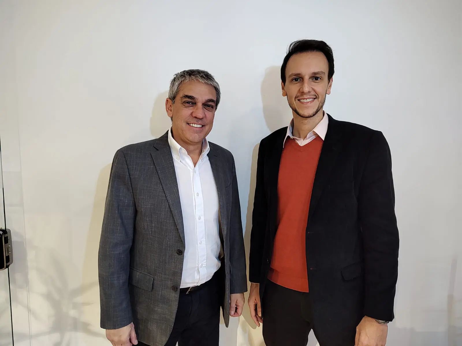 4f028bb2-a2f0-447c-ab4b-ff0bfea67896 Fernando Santos, vice-presidente financeiro, e Bruno Waltrick, presidente da Abav-SP | Aviesp -Foto: Divulgação