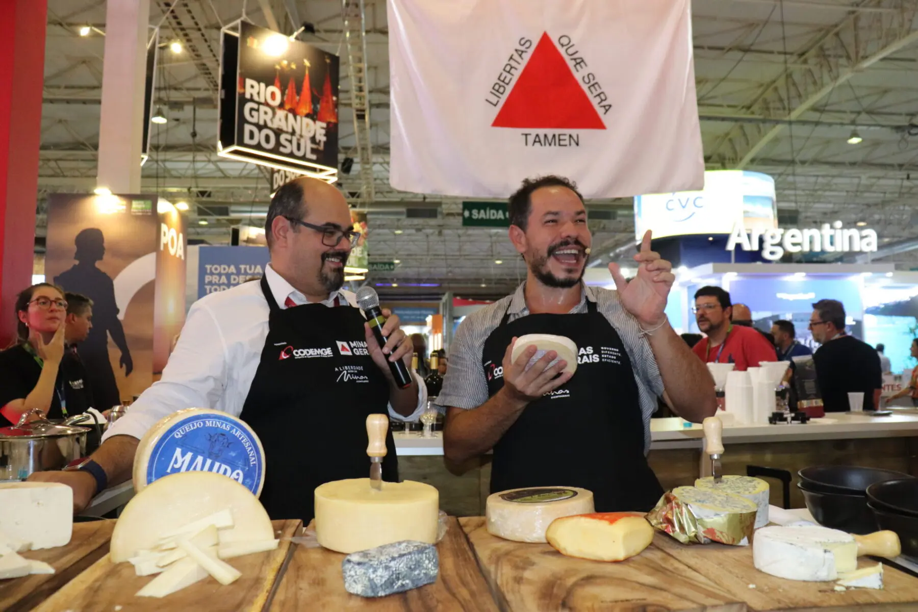 Juntos, Mateus Simíµes, vice-gorvernador, e o chef Felipe Rameh apresentaram a culinária clássica mineira Foto: Kamilla Alves (Brasilturis) Minas Gerais