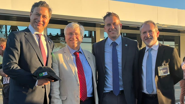 Martim Eurnekian, CEO da Cooperação American Airports; Tabare Vieira, ministro do Turismo no Uruguai; Cesar Grandolgo, gerente de Relaçíµes Institucionais da Azul e Roberto Luiz, CEO da Inframerica. Foto: Divulgação Martim Eurnekian, CEO da Cooperação American Airports; Tabare Vieira, ministro do Turismo no Uruguai; Cesar Grandolgo, gerente de Relações Institucionais da Azul e Roberto Luiz, CEO da Inframerica. Foto: Divulgação