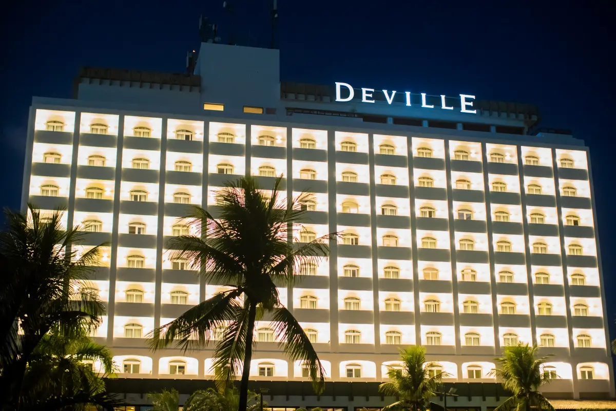 Fachada menor Fachada Hotel Deville Prime Salvador - Foto: Divulgação