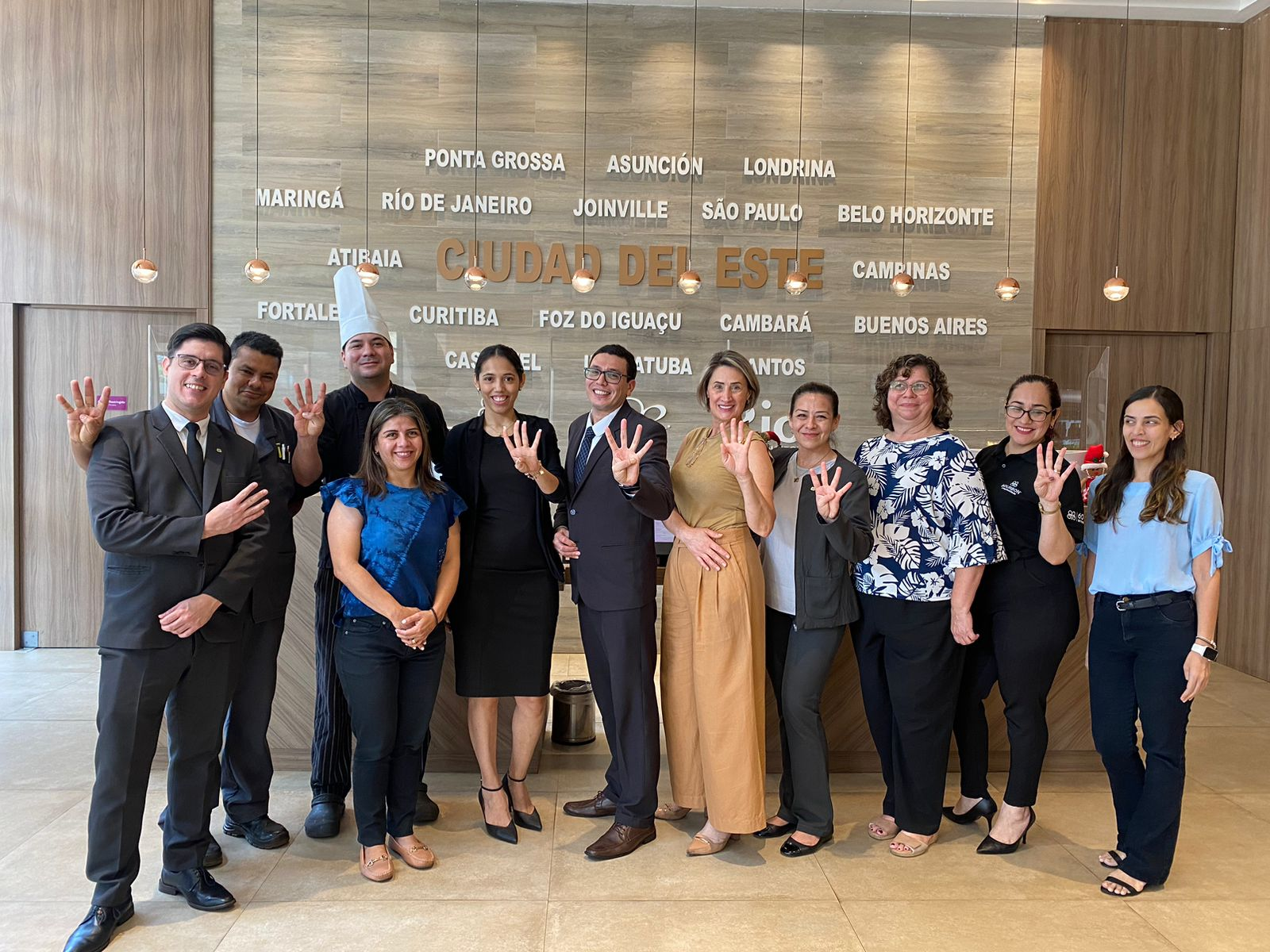 Equipe do Rio Hotel by Bourbon Ciudad del Este comemora certificação recebida da Secretaria de Turismo do Paraguai - Foto: Divulgação Equipe do Rio Hotel by Bourbon Ciudad del Este comemora certificação recebida da Secretaria de Turismo do Paraguai - Foto: Divulgação