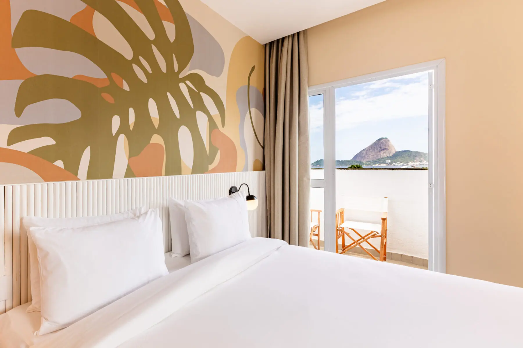Imagem de um dos quartos da nova unidade da B&B Hotels Brasil em Copacabana (RJ). Foto: Divulgação Hotéis Rj Carnaval