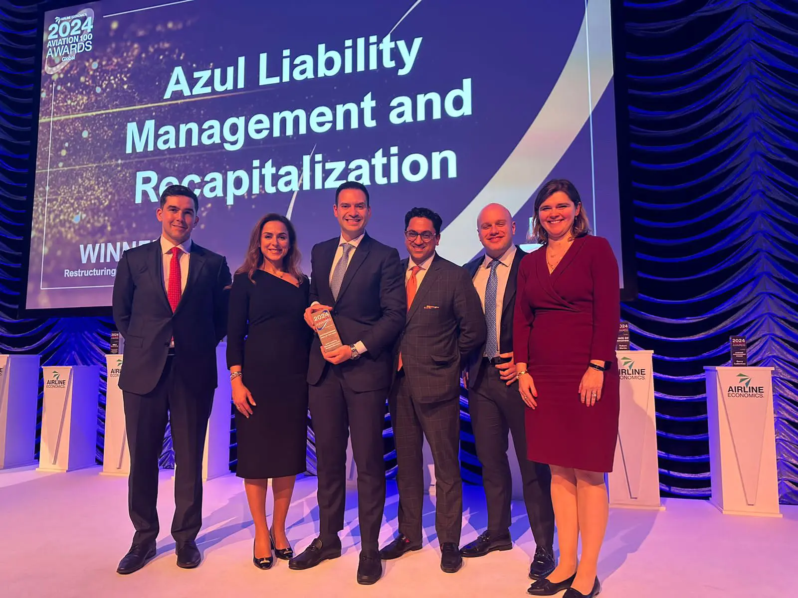Tripulantes da Azul recebendo a premiação - Foto: Divulgação