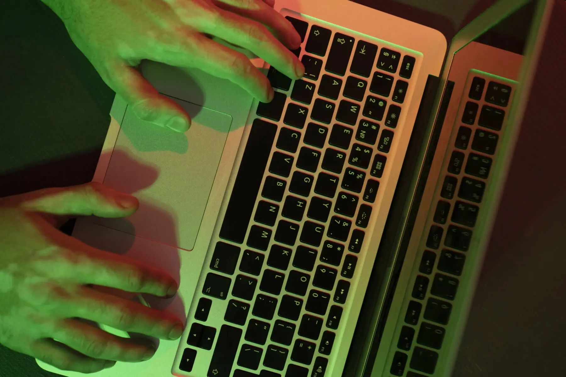 feche-as-maos-digitando-no-teclado fraudes turismo Confira dicas para evitar golpes - Foto: Freepik