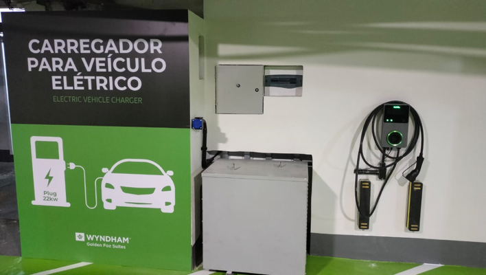 Carregador para veículo elétrico no Wyndham Golden Foz Suítes (PR). Carregador para veículo elétrico no Wyndham Golden Foz Suítes (PR).