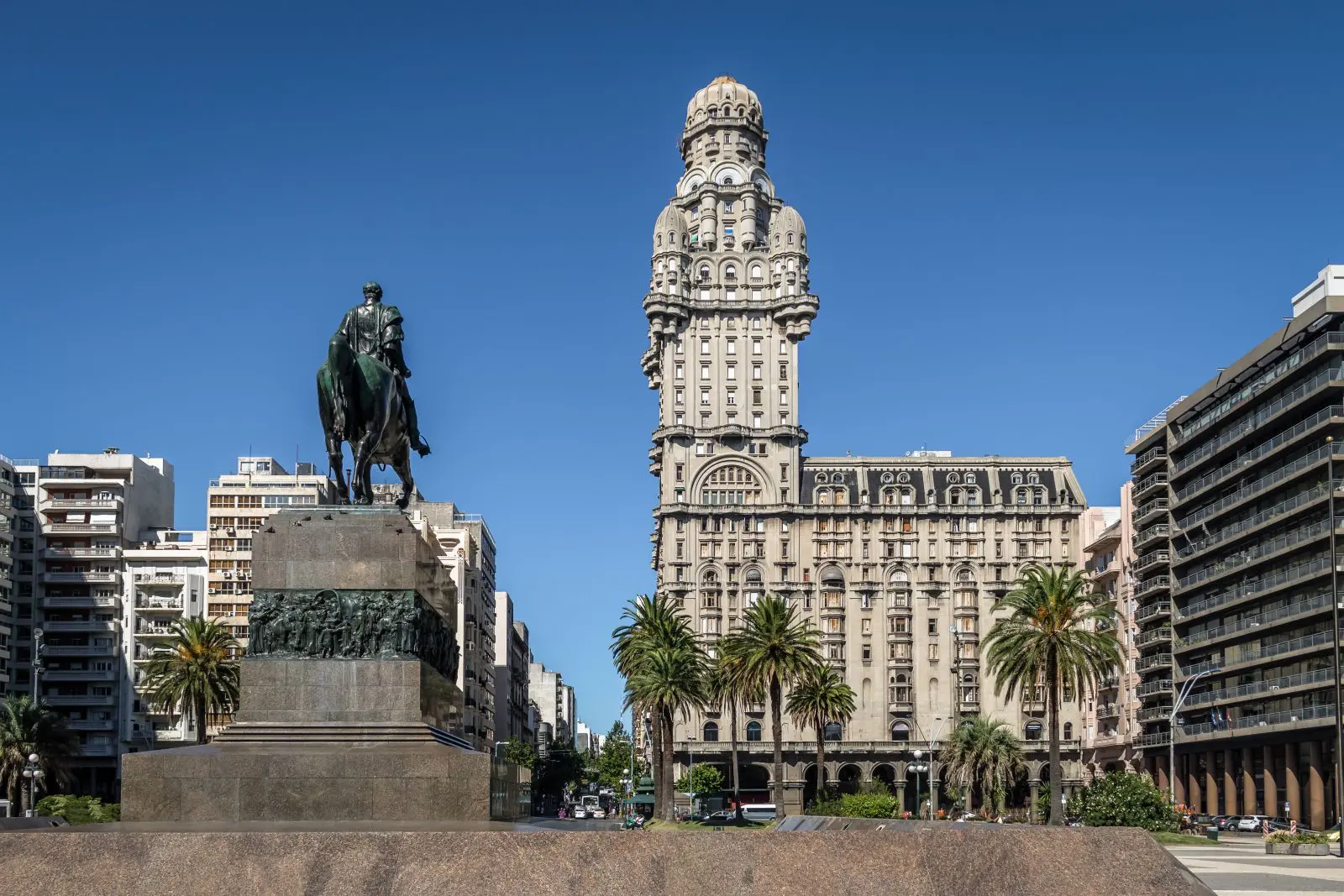 Plaza Independencia and Palacio Salvo -  Montevideo, Uruguay Plaza Independencia é um dos pontos turísticos mais conhecidos e visitados da capital uruguaia - Foto: Envato Elements