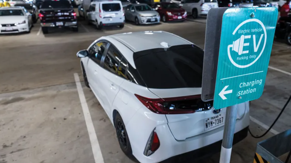 Estação de carregamento de veículos elétricos no Aeroporto de DFW. Foto: Werner Slocum/NREL Estação de carregamento de veículos elétricos no Aeroporto de DFW. Foto: Werner Slocum/NREL