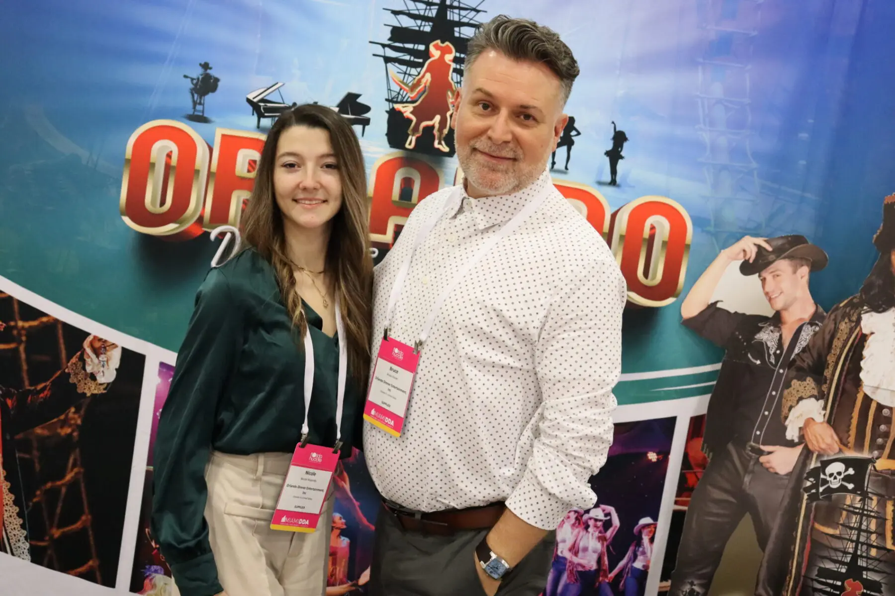 Nicole Walendy e Bruce Glover, ambos do Orlando Dinner Entertainment Nicole Walendy e Bruce Glover, ambos do Orlando Dinner Entertainment