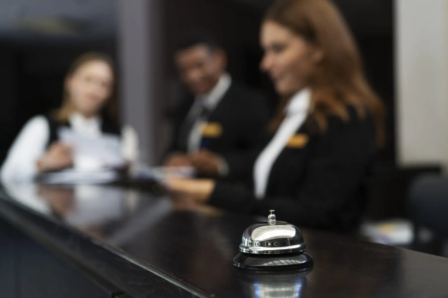 recepcionistas-em-ternos-elegantes-durante-o-horario-de-trabalho Hotelaria - Foto Freepik