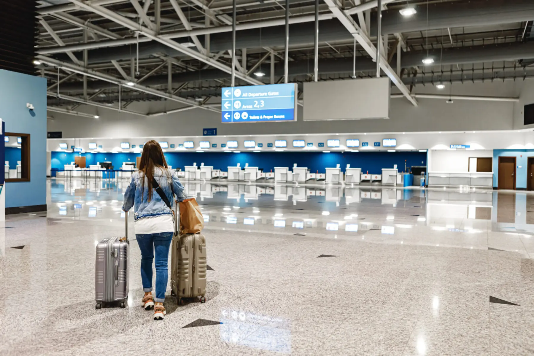 Woman walks along the airport with suitcases passageiros domésticos