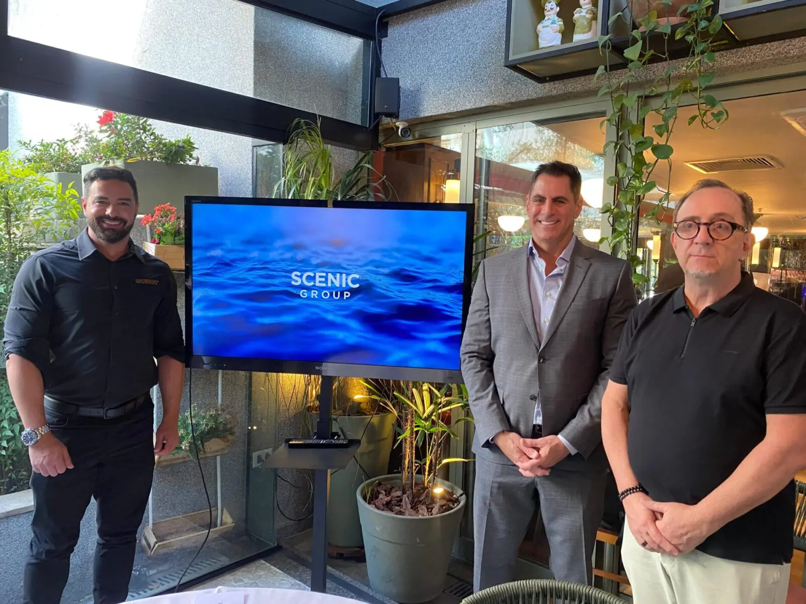WhatsApp Image 2024-04-22 at 17.50.06 Flavio Policarpo e Ken Muskat, do Grupo Scenic e Ricardo Alves, da Velle Representações - Foto: Gabrielle Cotrim