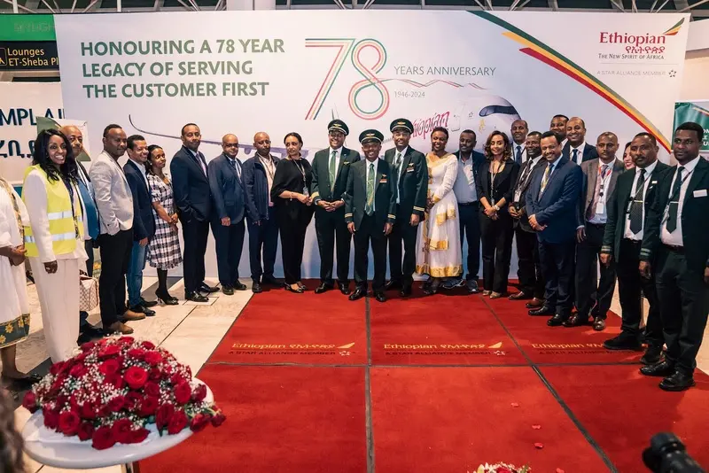 Equipe do voo Adis Abeba - Cairo celebra 78 anos da Ethiopian Airlines Foto: Divulgação Ethiopian Airlines
