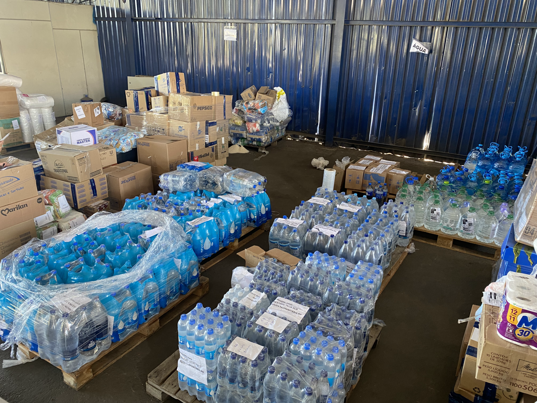Mantimentos-arrecadados ajuda azul rio grande do sul