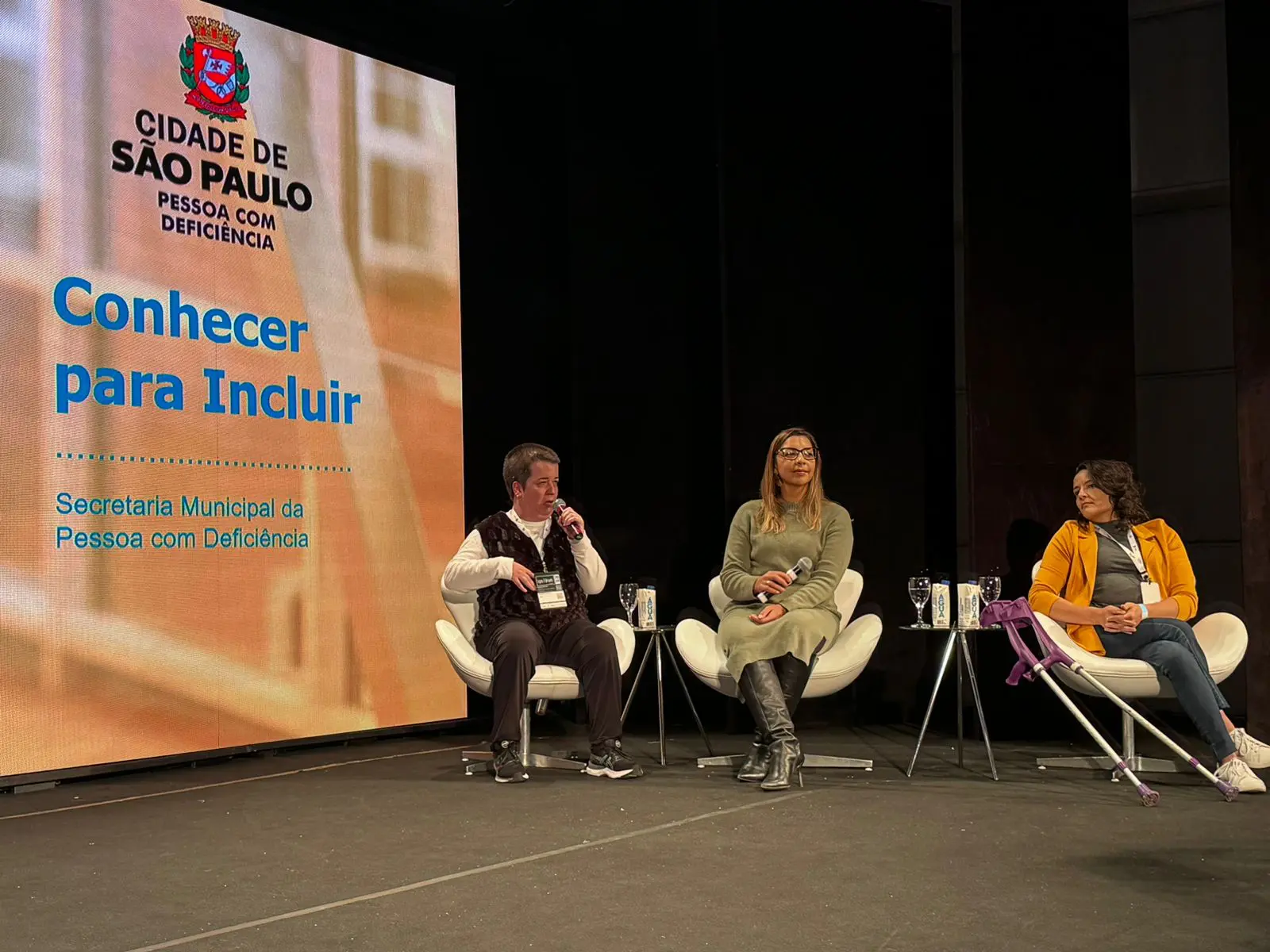 Roberta Pontes, Assessora Técnica na Coordenação de Políticas e Projetos de Inclusão - SMPED; Dika Vidal, Secretária Adjunta da Secretaria Municipal Pessoa com Deficiência; e Jéssica Paula, jornalista e empreendedora lideram capacitação no Fórum Expo Visite São Paulo