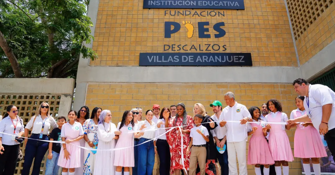 Costa inaugura escola construída junto com Shakira em Cartagena escola cartagena