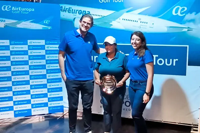 Gonzalo Romeiro, diretor-geral da Air Europa no Brasil, Patrícia Araujo, vencedora do Air Europa Golf Tour Latin America; e Mariana Campos, executiva da companhia