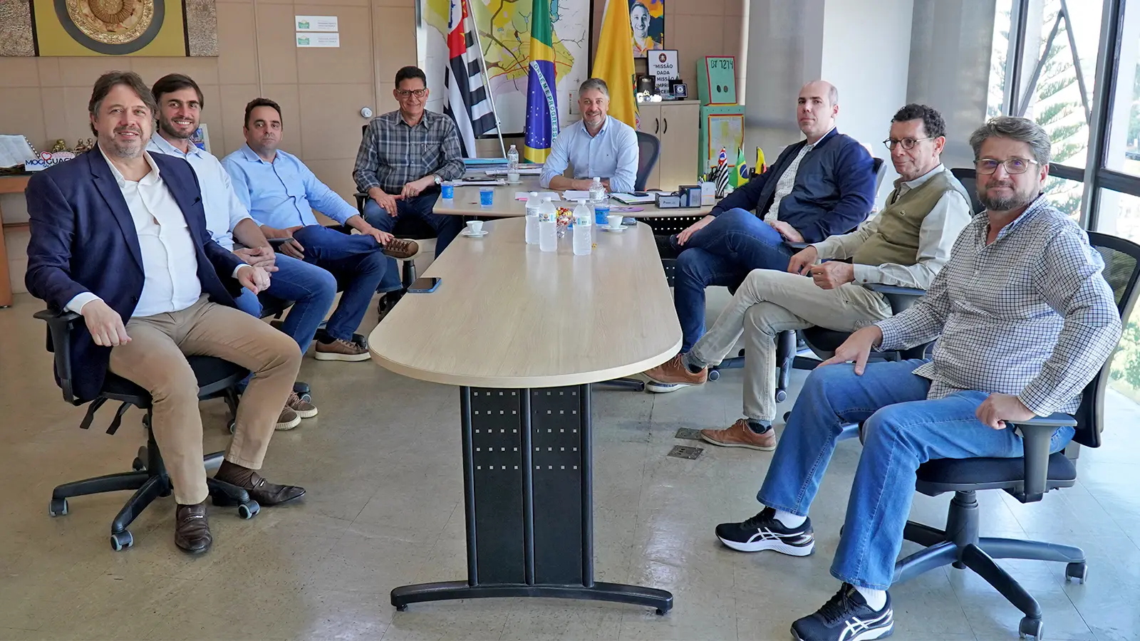 Reunião para assinatura do contrato com a presença de representantes das empresas e autoridades locais Accor iBis Mogi