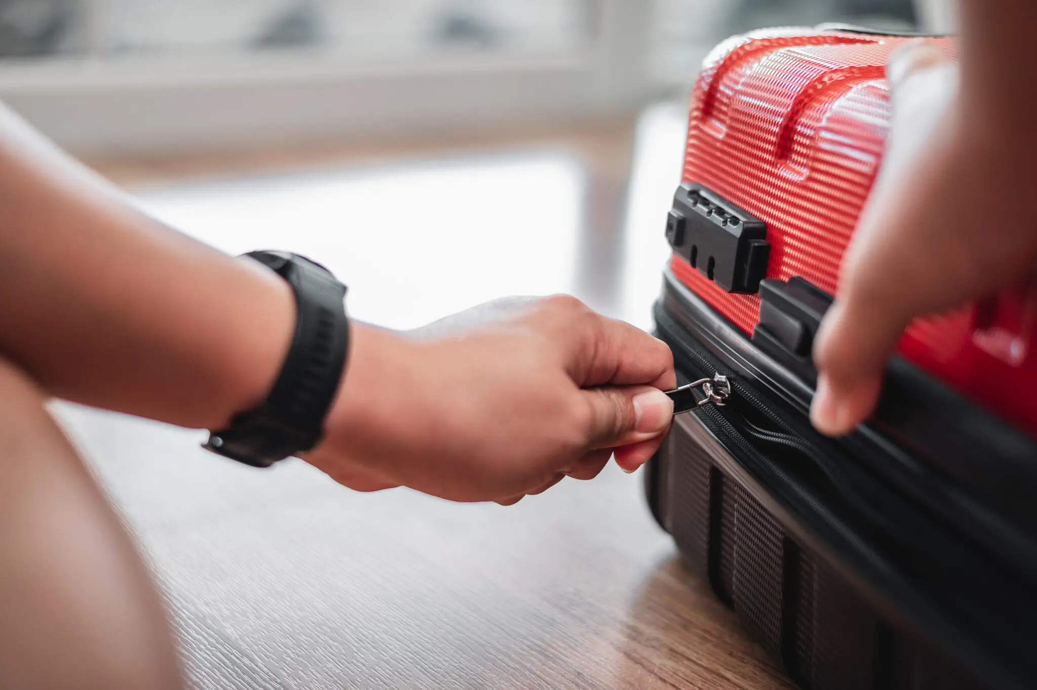 Close-up of man have finished packing and is locking them mala extraviada
