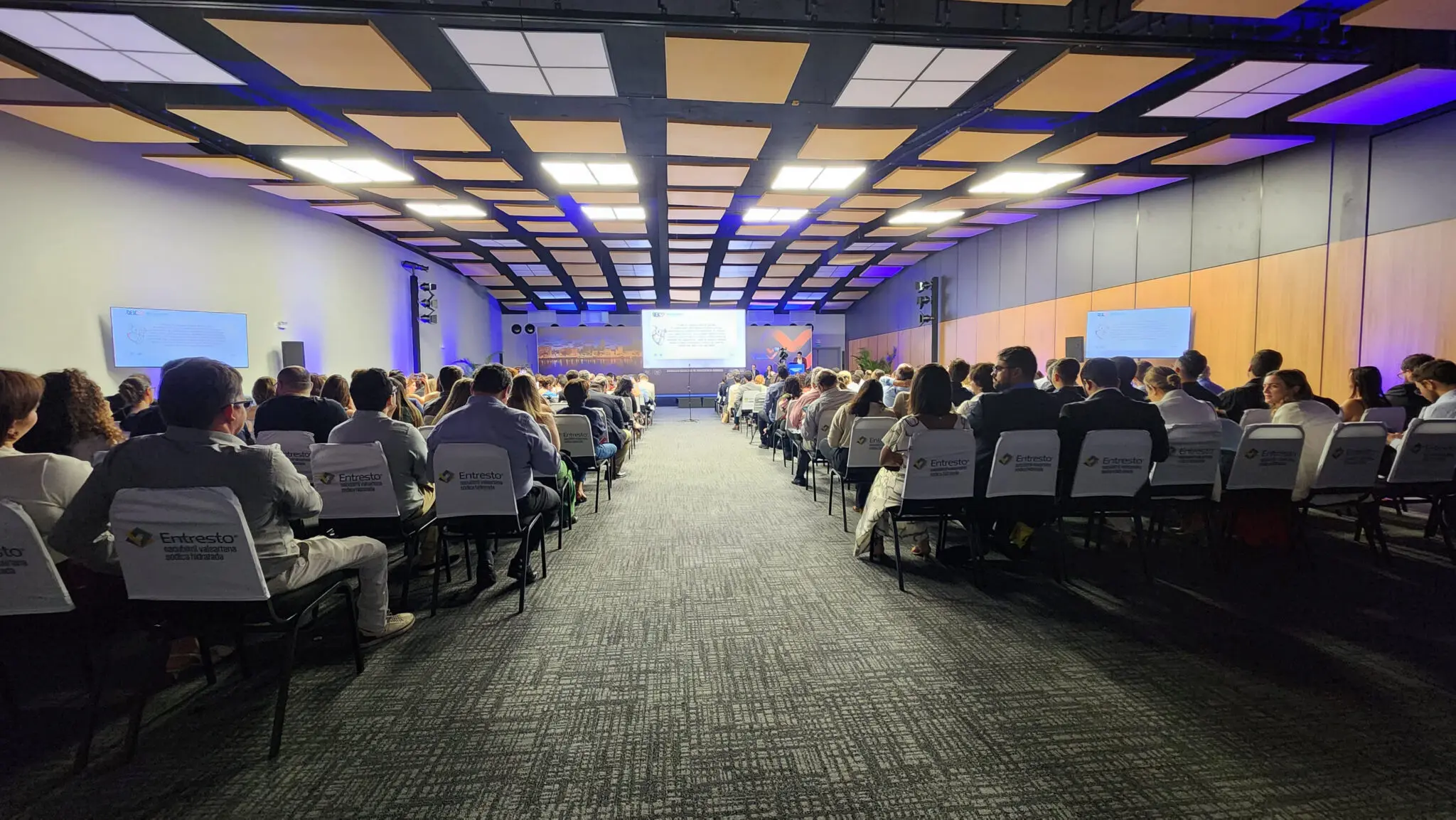 O conjunto maior conta com três salas, podendo abrigar até 500 pessoas cada uma. Pernambuco Centro de Convenções