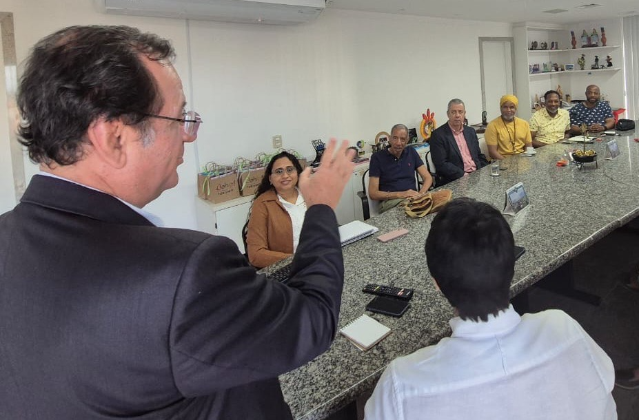 A Secretaria de Turismo da Bahia (Setur-BA) recebeu pesquisadores do Centro de Estudos Africanos da Universidade de Indiana para um intercâmbio cultural focado no afroturismo. A visita destacou iniciativas como o projeto Agô Bahia e resultou em convites para o Festival Pan Africano de 2025.
