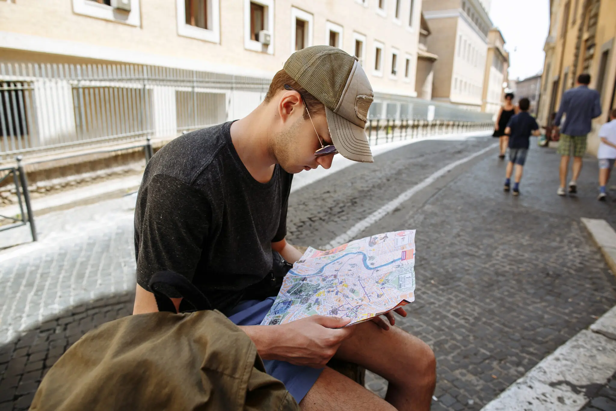 Tourist considering map of city in Rome turismo
