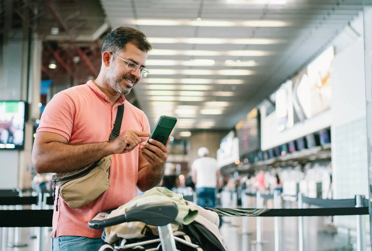Mature man at airport waiting for check in olimpíadas
