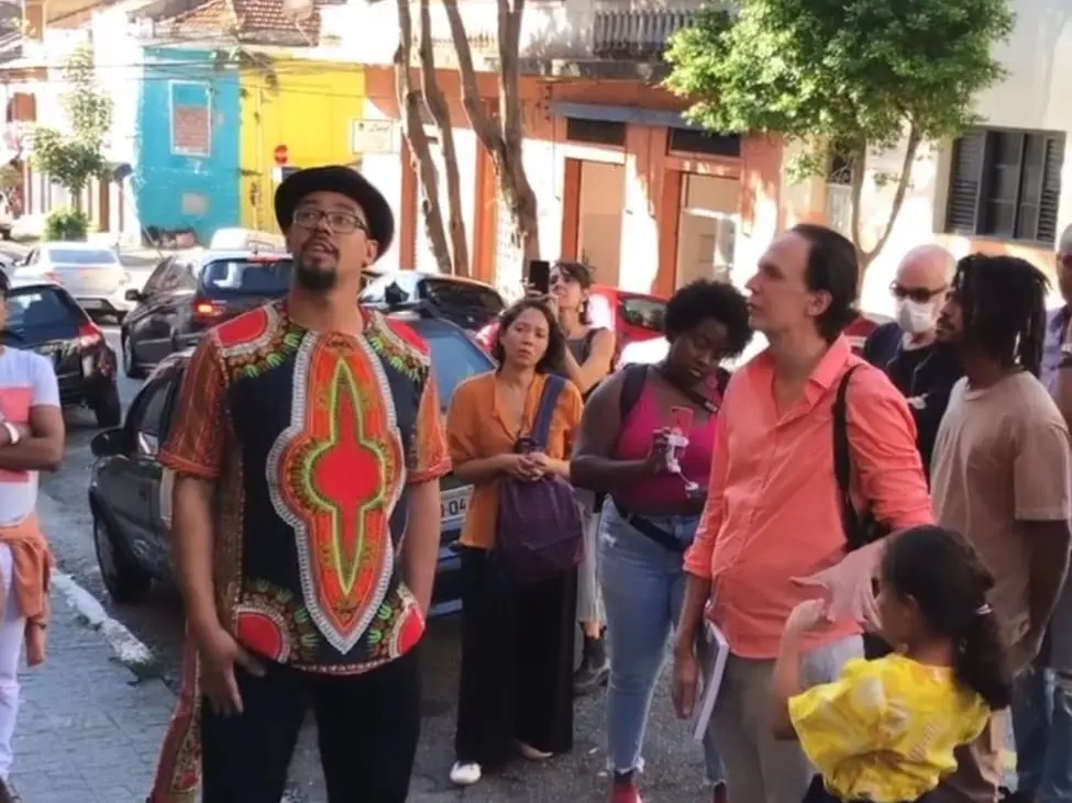 Caminhada no Bixiga pelo grupo Negros do Bixiga, um dos roteiros de afroturismo na capital. Foto: Divulgação Setur-SP afroturismo são paulo
